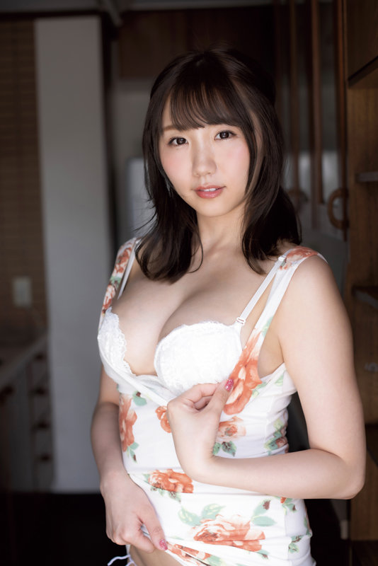 葉月愛梨が部屋の中で服を捲りブラジャーを見せつけている画像